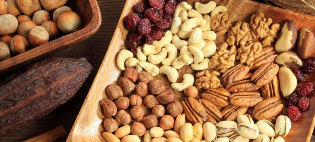 Разные орехи на столе
