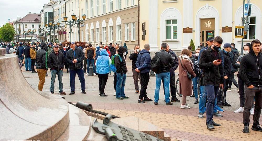 Очередь желающих подписаться в Бресте за Светлану Тихановскую 31 мая. Фото: . Брестская газета