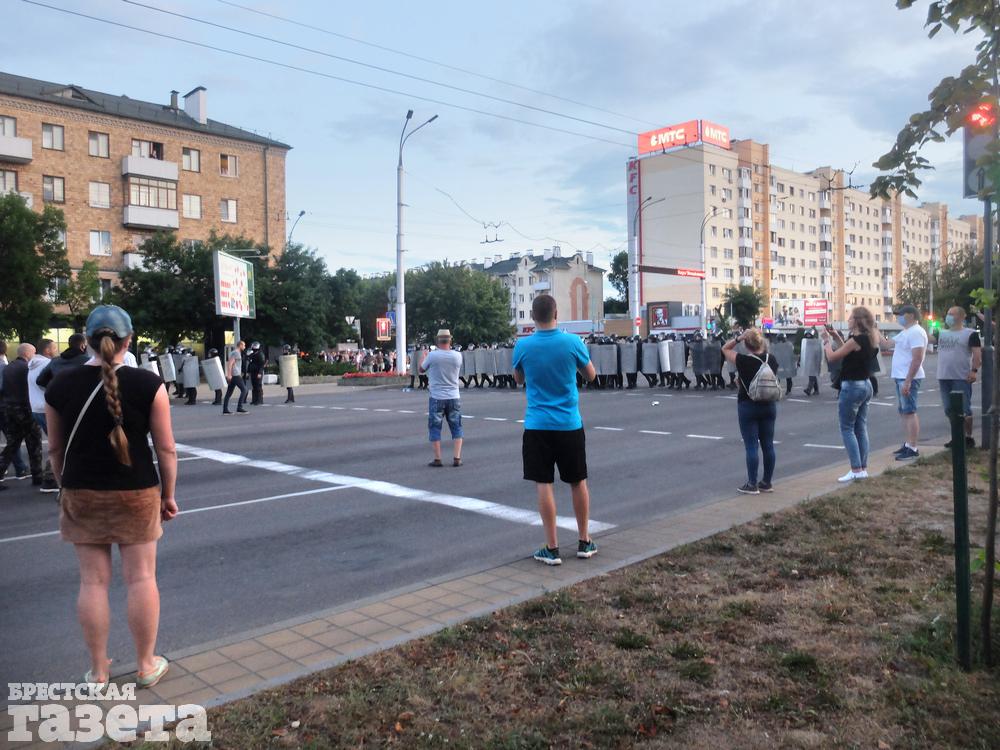 Акция протеста в Бресте 10 августа, на второй день после выборов президента. Фото: Наталья ДЯДИЧКИНА, "Брестская газета"