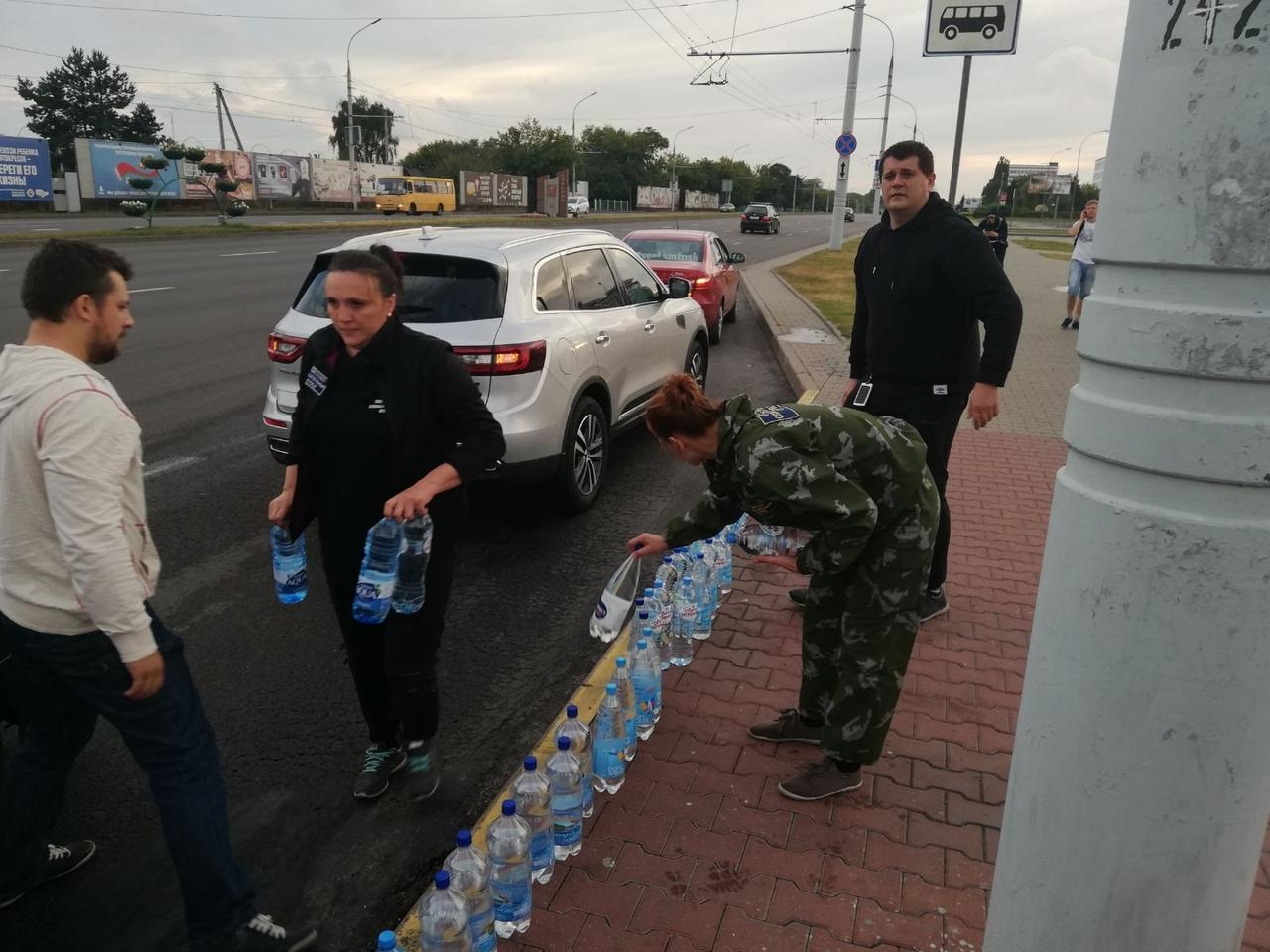 волонтеры выставляют воду для участников марша новой Беларуси в Бресте. Фото: ВКонтакте