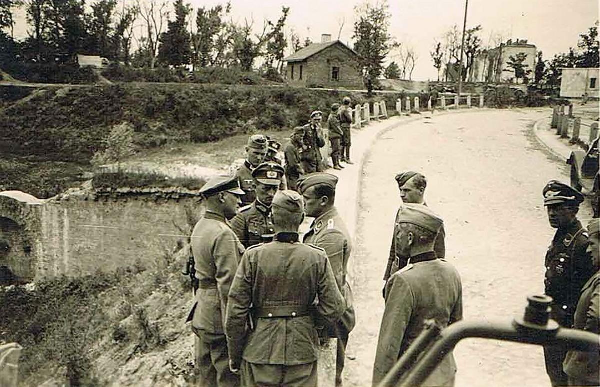 Архивное фото 1941 год. На заднем плане караульный домик