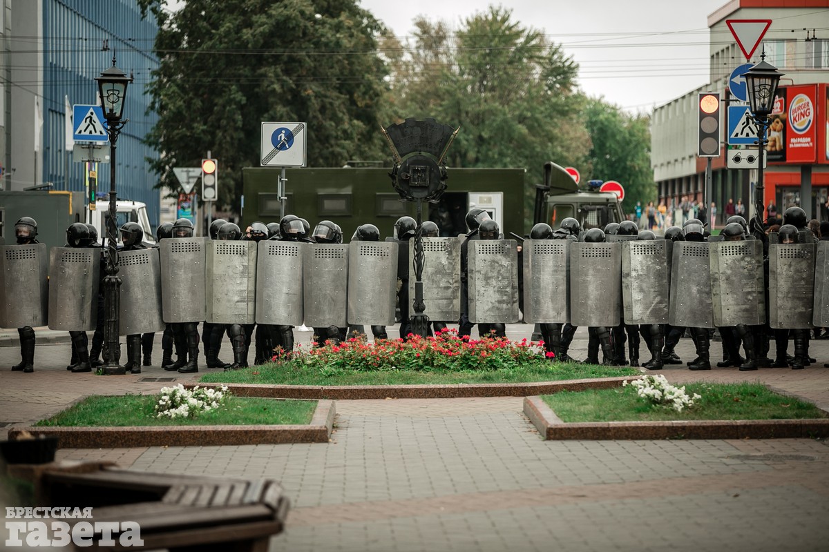 29 день протестов против результатов президентских выборов и насилия. Силовики выставили кордон, чтобы участники акции протеста в Бресте не могли выйти на проспект Машерова