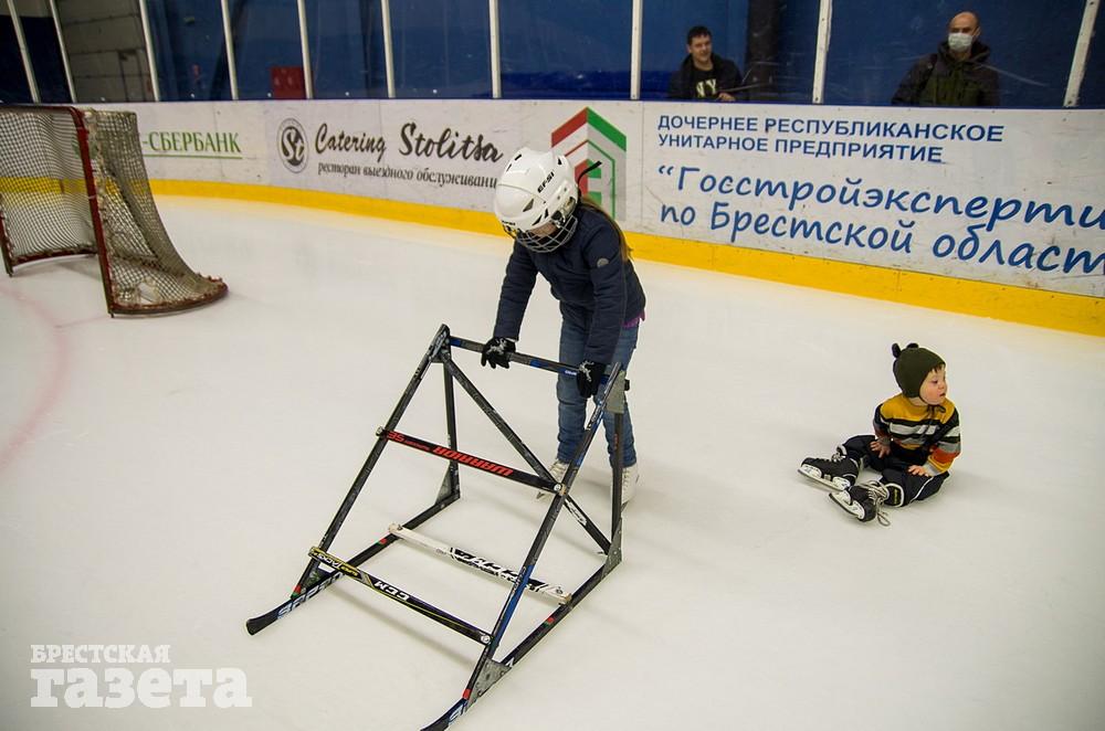 Впервые в Беларуси дети с синдромом Дауна вышли на лед и тренировались с игроками ХК «Брест». Фото: , "Брестская газета"