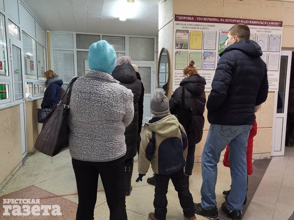 Очередь в регистратуру в одной из поликлиник Бреста.