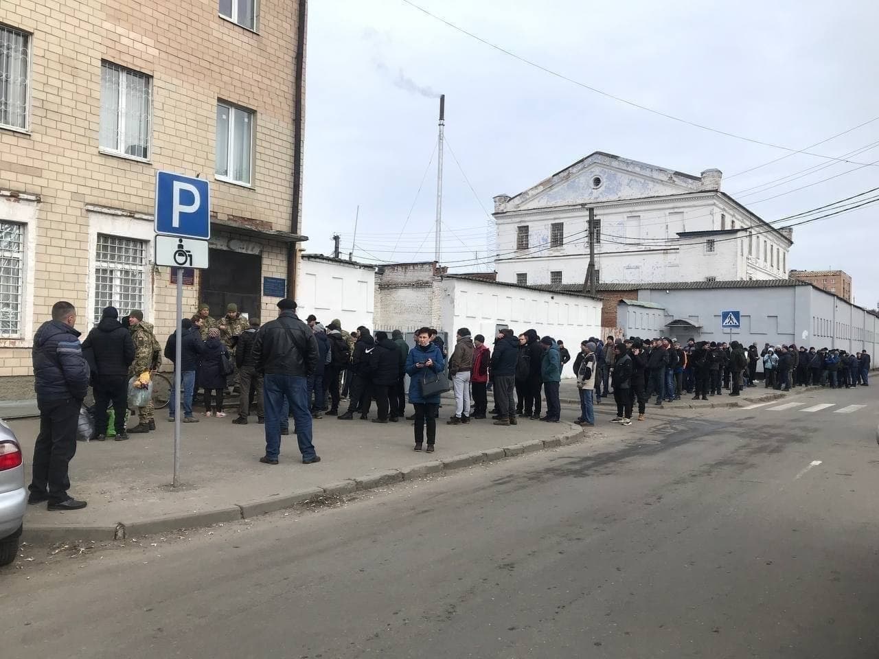 Очередь на запись в территориальную оборону в Полтаве.