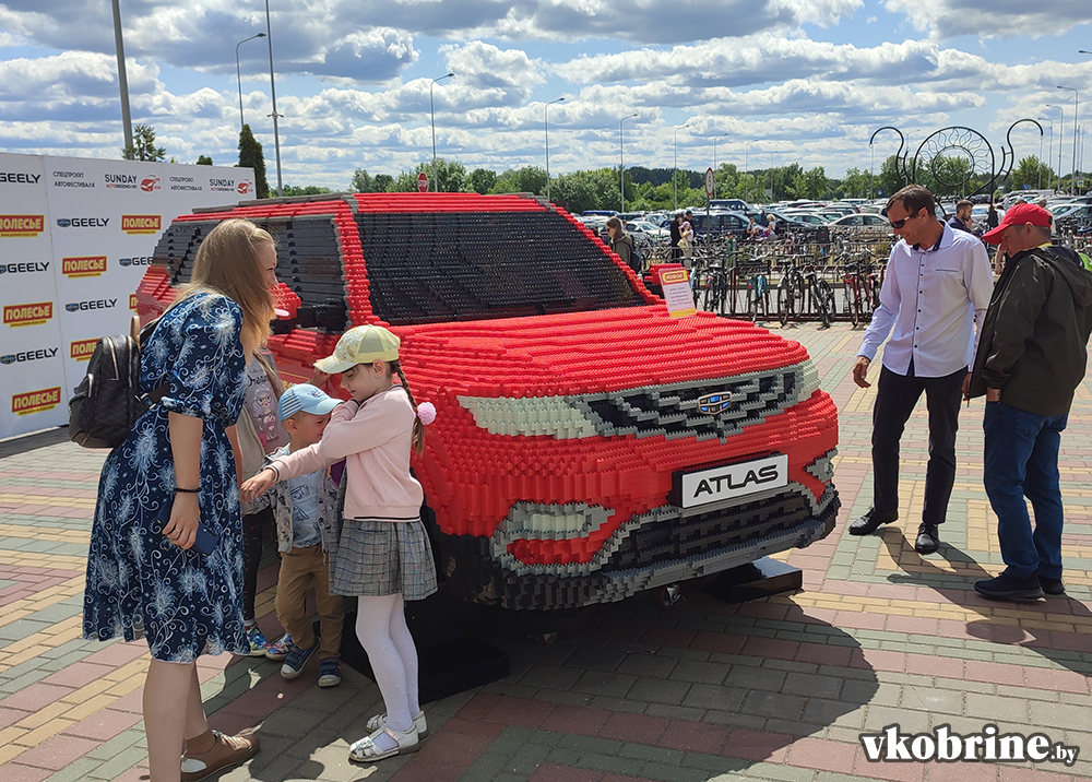 Полномасштабный макет автомобиля «Geely Atlas» на детском празднике в Кобрине. Фото: www.vkobrine.by.