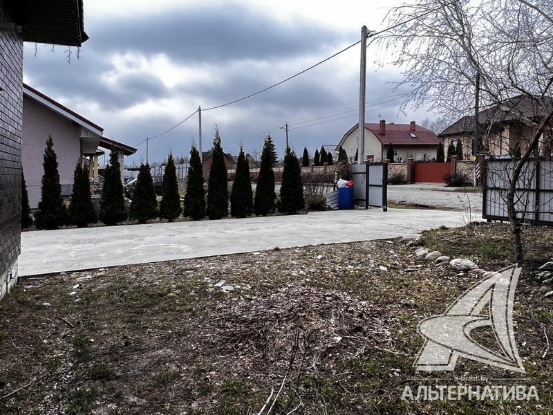 Забетонированная дворовая площадка перед домом.