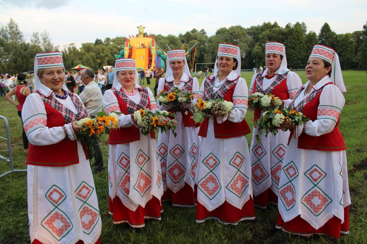 Коллектив в национальных костюмах на Купалье в агрогородке Бытень Ивацевичского района 6 июля 2023 года. Фото:ivatsevichy.by.