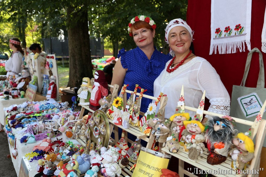 Ремесленники на фестивале.