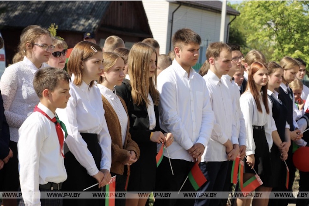 Фото с празднования Дня Государственных флага, герба и гимна в поселке Логишин на Пинщине. Фото: БЕЛТА