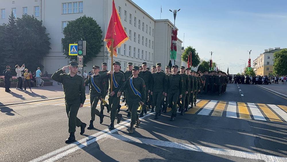 Репетиция парада военной техники и военнослужащих ко Дню Победы 2024 на площади Ленина. Фото: «Любимый Брест».