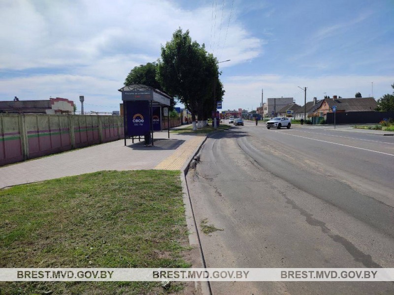 Остановка в Пинске, на которую выбежал школьник, когда распылил в автобусе перцовый баллончик. Фото: УВД Брестского облисполкома