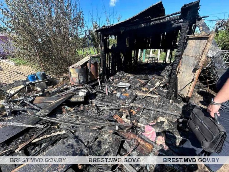 Сгоревшая дача в Барановичах. Фото: УВД Брестского облисполкома