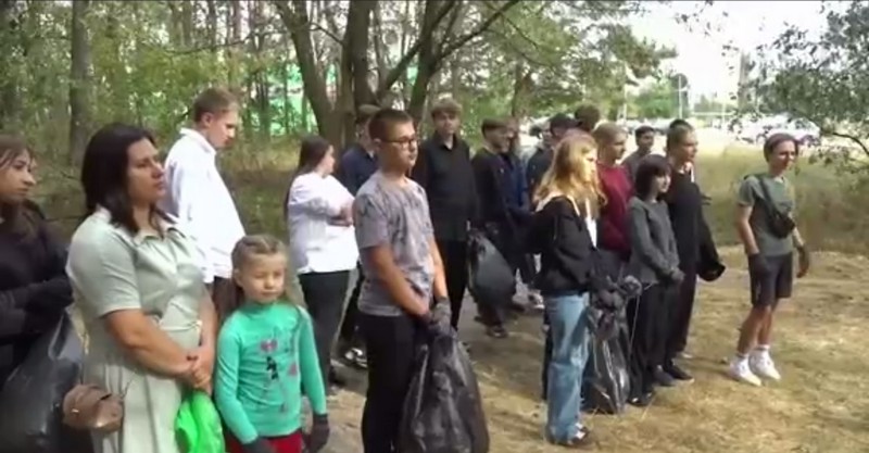 В Пинске детей заставили убирать мусор. Скриншот видео