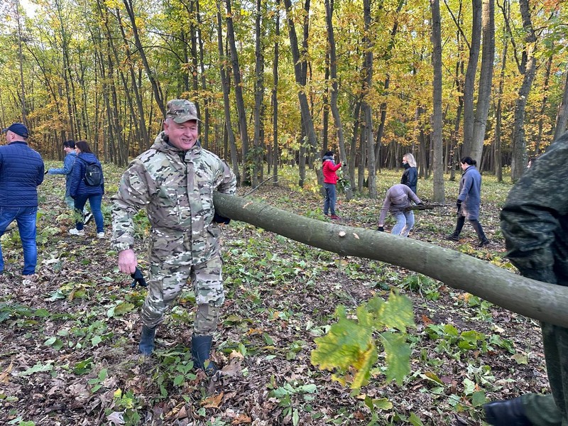 Брестские чиновники во время месячника по благоустройству города ходили в камуфляжной одежде. Фото: Брестский горисполком