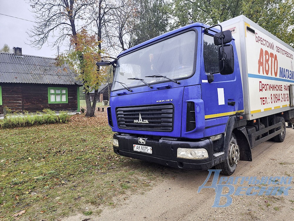 Автолавка в деревне Хомичицы Дрогичинского района. Фото: drogichin.by.