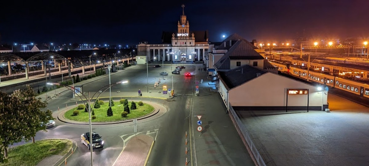 Привокзальная площадь главного железнодорожного вокзала Бреста