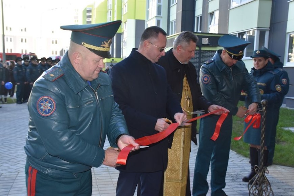 Чиновники перерезают красную ленточку во дворе арендных домов для сотрудников МЧС в Бресте. Фото: Брестское областное УМЧС.