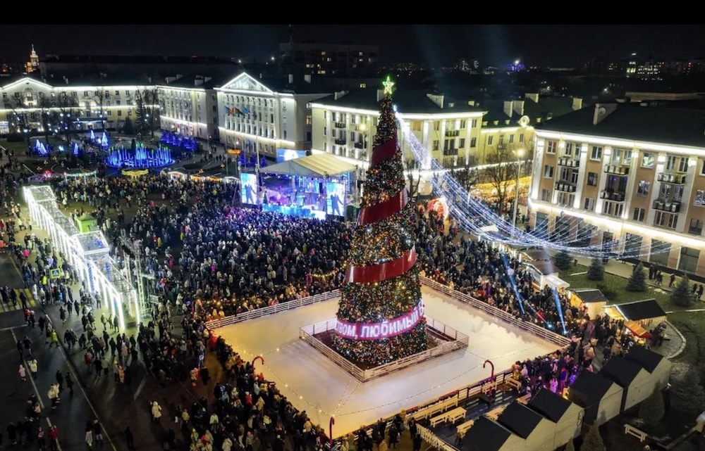 Открытие новогодней елки в Бресте на площади Ленина. Декабрь 2023 года. Фото: Instagram #ВаськаПилот.