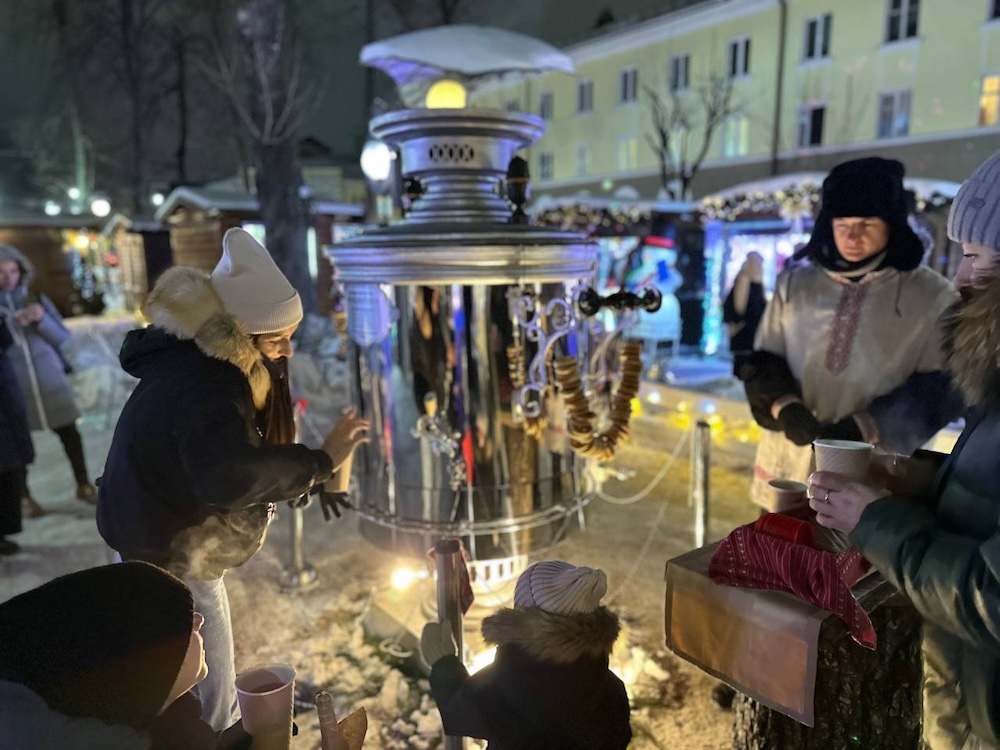 Гигантский самовар с чаем на рождественской ярмарке на Гоголя в Бресте. Декабрь 2023 год. Фото: «Любимый Брест».