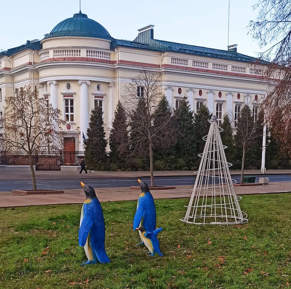 Пингвины и светодиодная елка на площади Ленина в Бресте. Фото: «Любимый Брест».