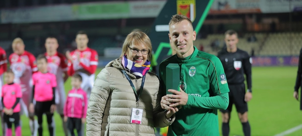 Андрей Соловей с наградой лучшему футболисту месяца в чемпионате Беларуси