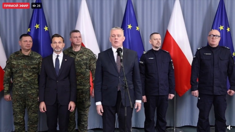 Томаш Семоняк (в центре) во время пресс-конференции в Белостоке. Скриншот трансляции МВДиА Польши