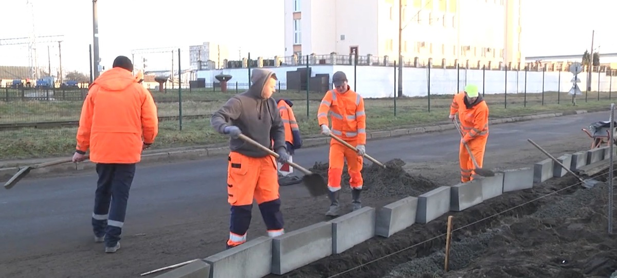 Установка бордюров на улице Скрипникова в Бресте. Скриншот видео