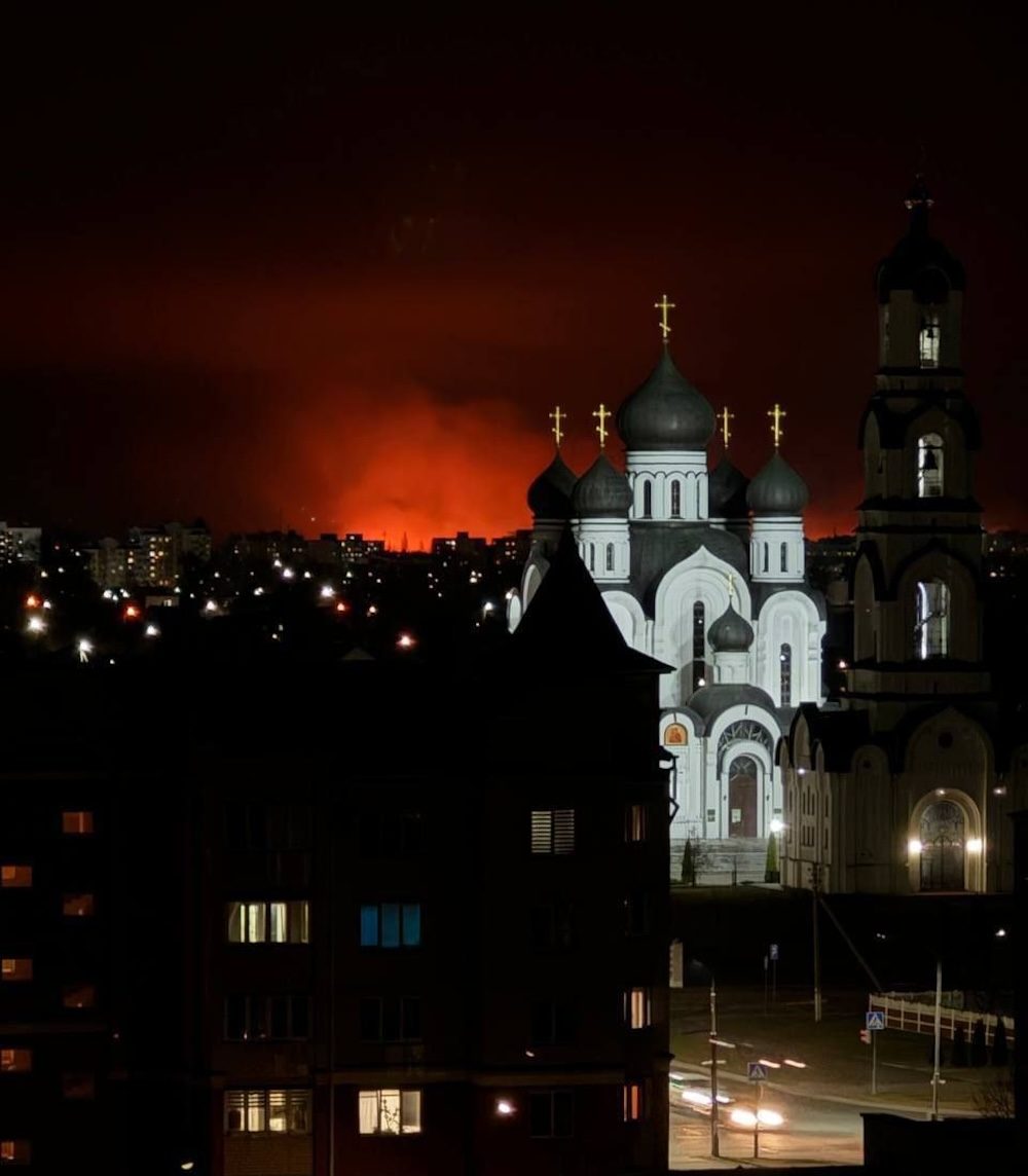 Зарево над Пинском от огня на болоте. Фото: pinsknews.by.