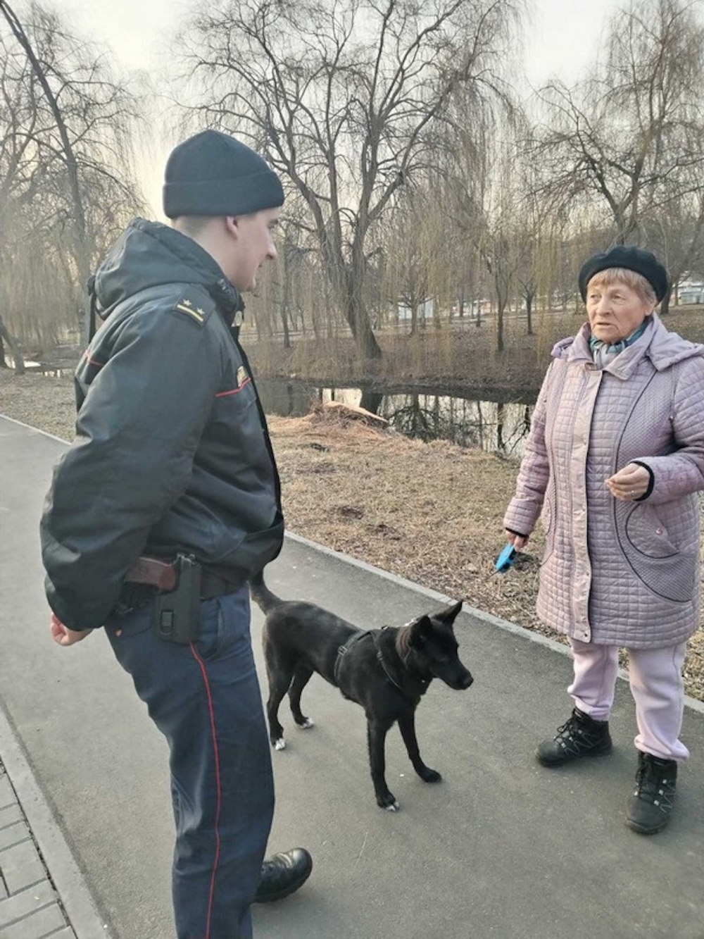 Участковый во время рейда в Барановичах напоминает хозяйке пса о правилах выгула. Фото: «Наш край».