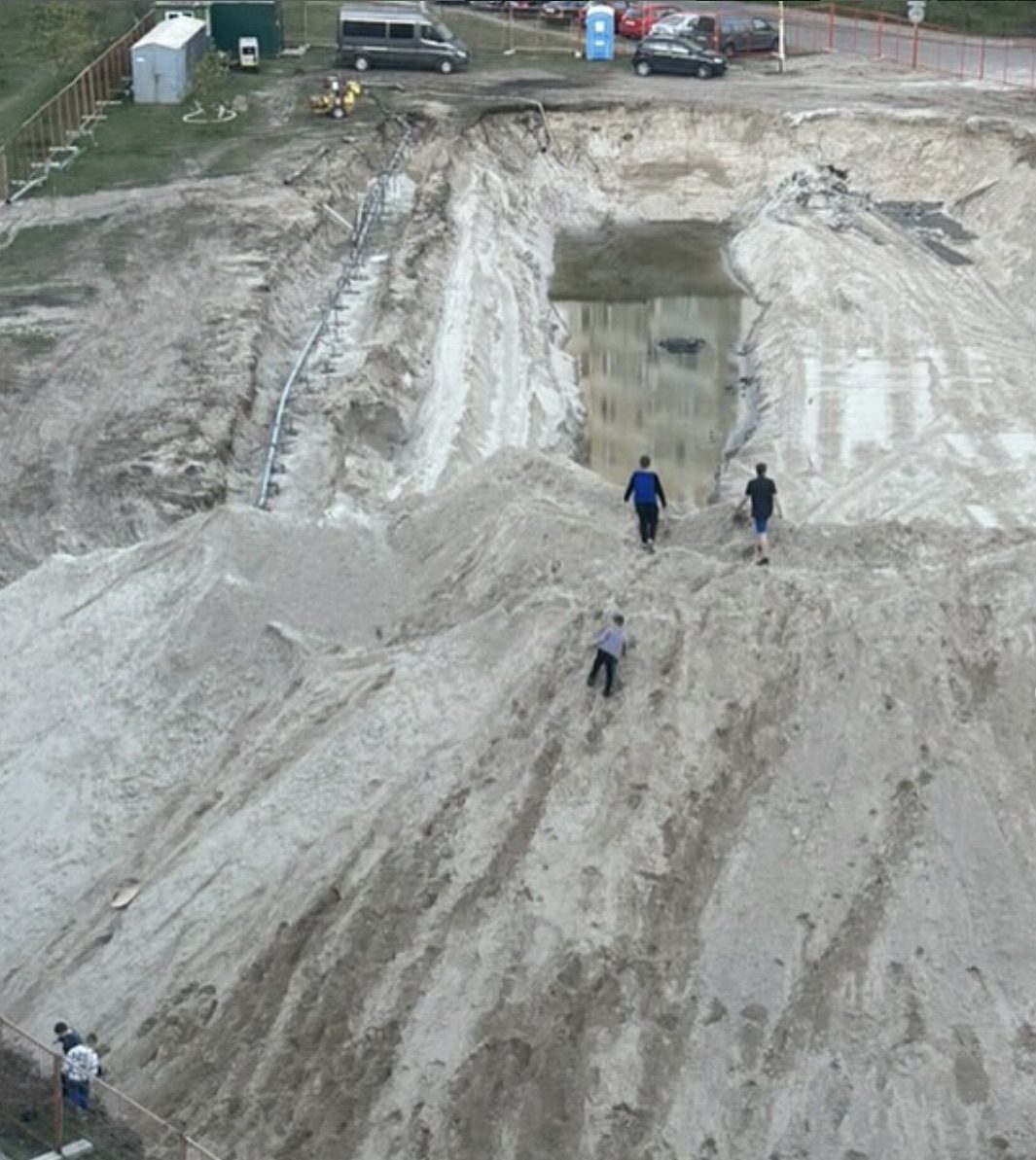 Дети карабкаются на песчаную гору на стройке многоэтажного дома на Луцкой в Бресте. Фото: Instagram.