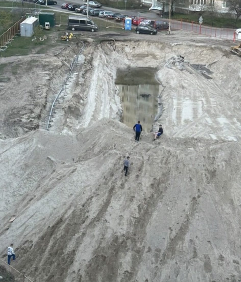 Дети карабкаются на песчаную гору на стройке многоэтажного дома на Луцкой в Бресте. Фото: Instagram.
