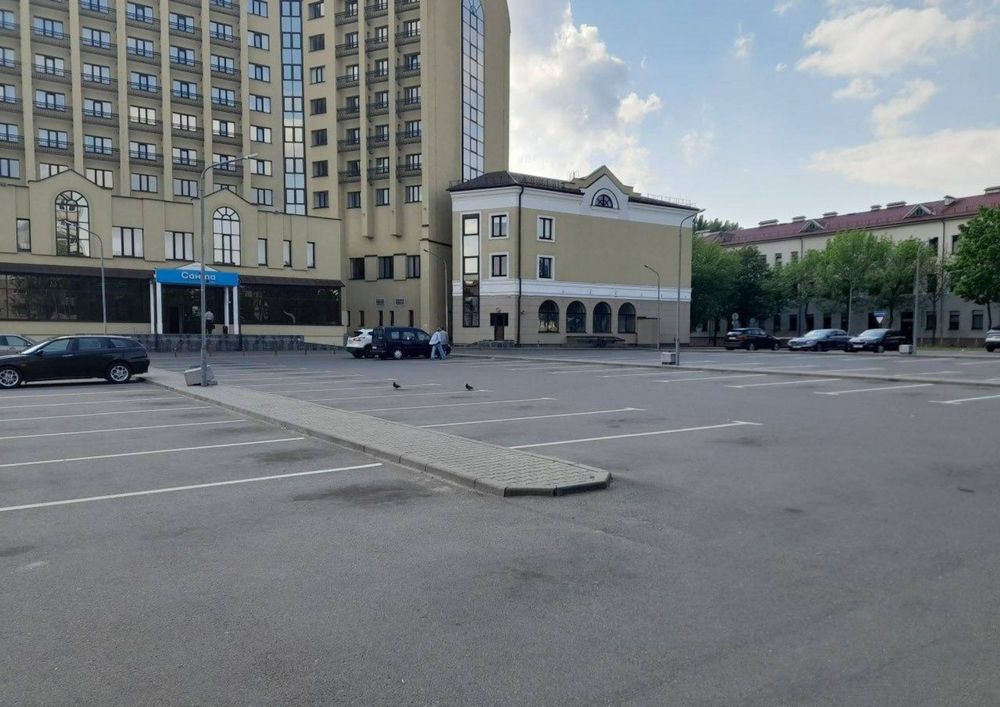 Парковку в Бресте возле «Дидас Персия»