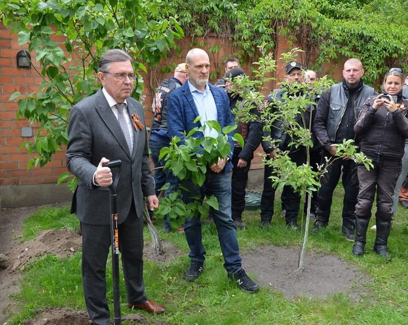 «Ночные волки» сажают орешник. Фото: Генконсульство России в Бресте