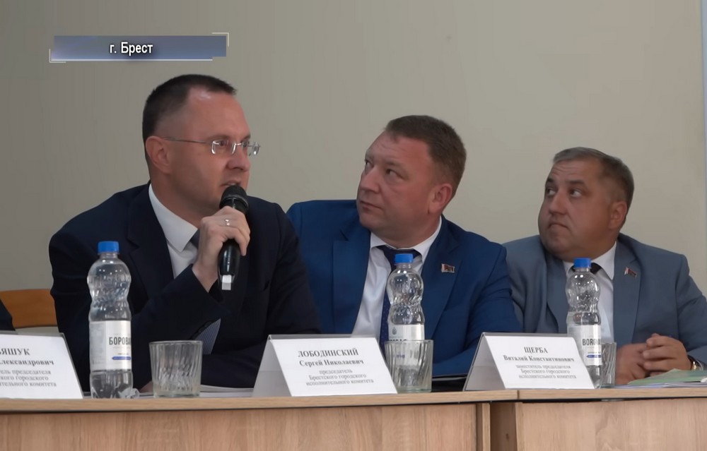 Чиновники на встрече с жителями Южного по поводу строительства детского сада. Скриншот видео