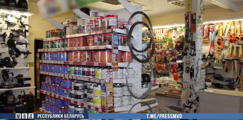 Внутри магазина в Дрогичине, в котором продавец воровала деньги. Фото: УВД Брестского облисполкома