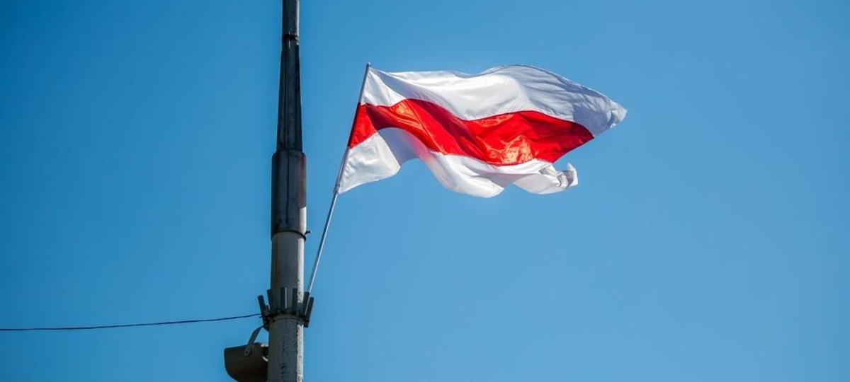 Бело-красно-белый флаг во время марша брестчан 16 августа 2020 года