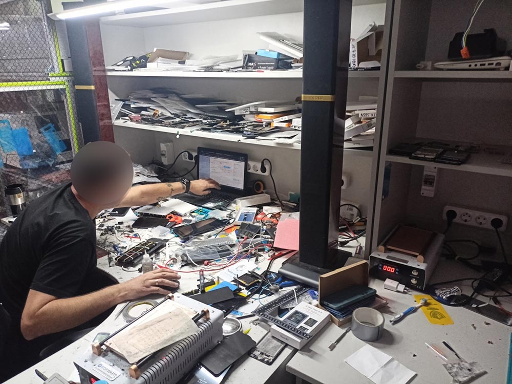 В одной из компьютерных мастерских в центре Бреста. Фото: ИМНС по Брестской области