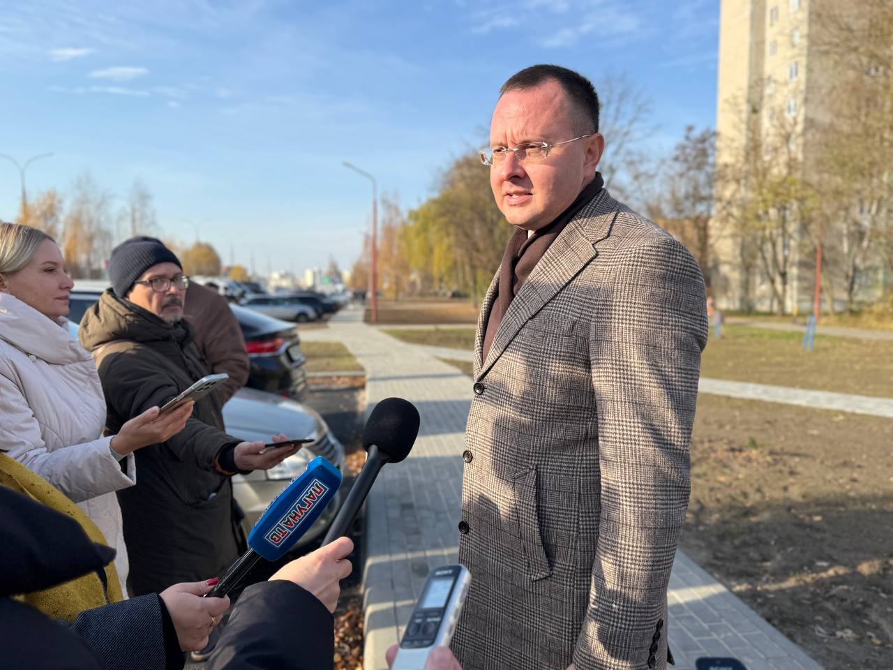 Председатель Брестского горисполкома Сергей Лободинский дает интервью местным журналистам во время инспектирования объектов благоустройства Бреста.
