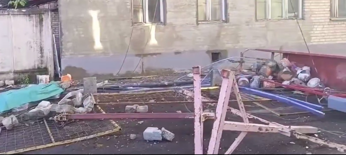 Место падения строительной люльки возле общежития в Бресте. Скриншот видео СК