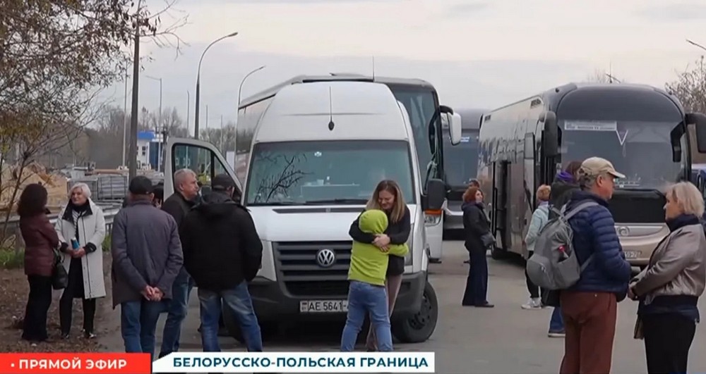 Очередь из автобусов на границе Беларуси с Польшей в ноябре 2025 года. Скриншот видео