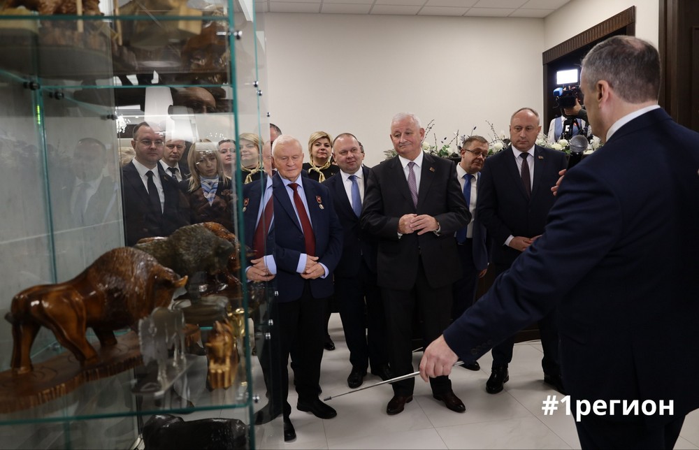 Чиновники на открытии музея зубров в Брестском облисполкоме