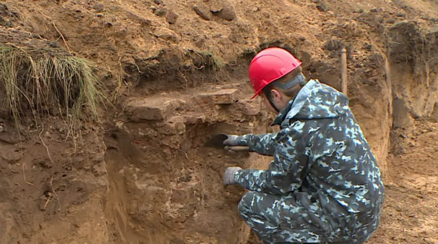 Археолог в Ружанах на месте раскопок. 