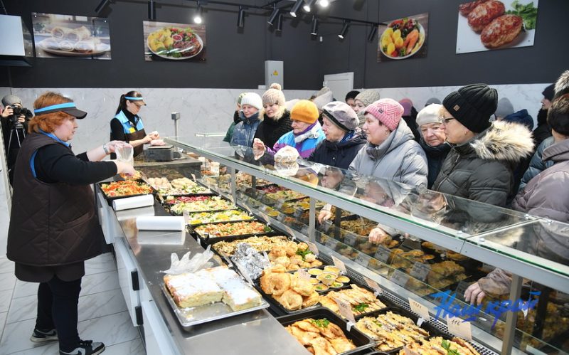 Первые посетители магазина «Южанка» в центре Барановичей