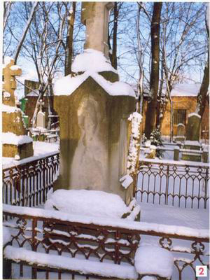 Лик Богородицы на могиле на Тришинском кладбище