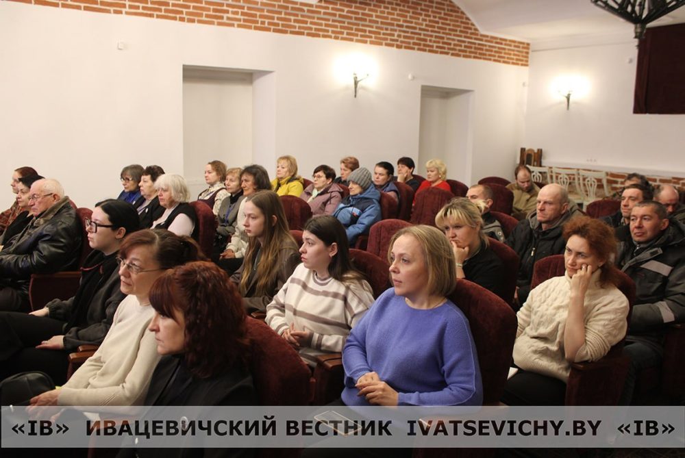 Участники диалоговой площадки в Коссово