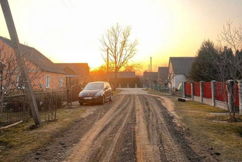 Переулок Строительный в Кобрине в апреле 2026 года