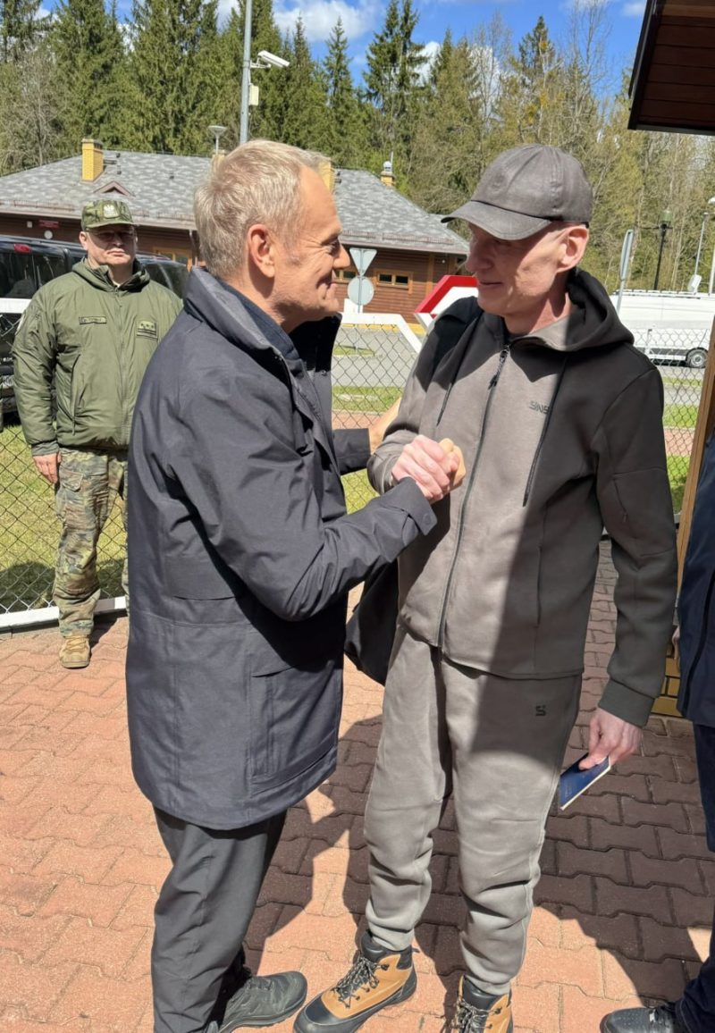 Премьер-министр Польши Дональд Туск и освобожденный Анджей Почобут. Фото из Х Дональда Туска
