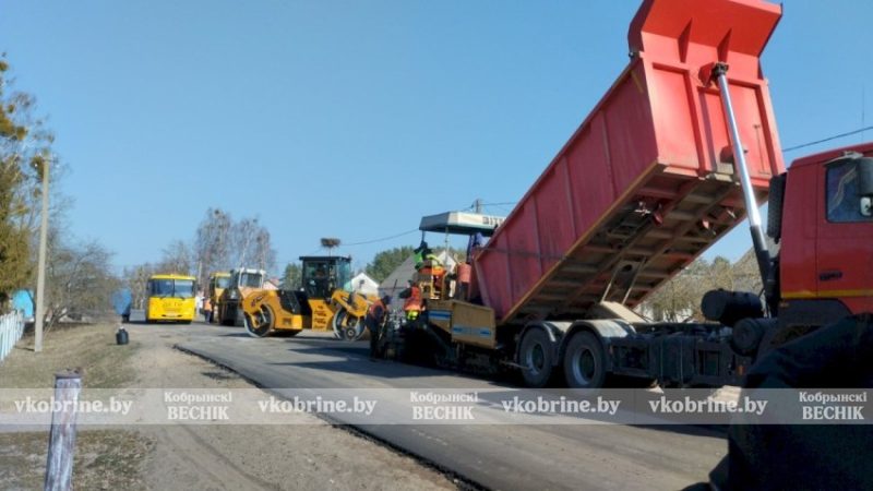 Укладка асфальта в деревне Каташи Кобринского района в марте 2026 года
