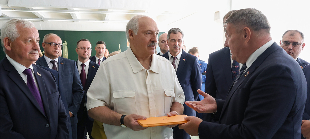 Лукашенко во время визита на Брестский электроламповый завод. Фото его пресс-службы
